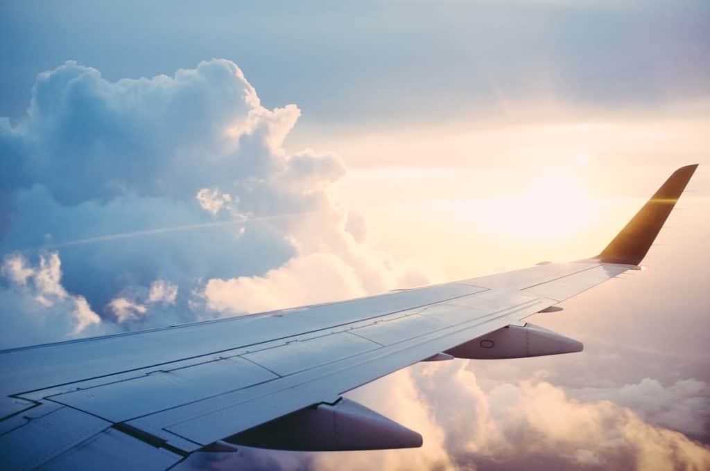 Vol Dakar New York 2026 — avion en vol au-dessus des nuages, billets d'avion SR Voyages