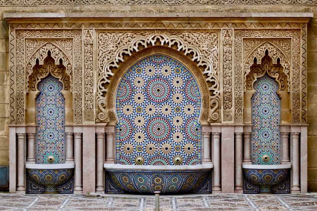 Voyage au Maroc depuis Dakar 2026 — médina de Marrakech, ruelle colorée et architecture traditionnelle